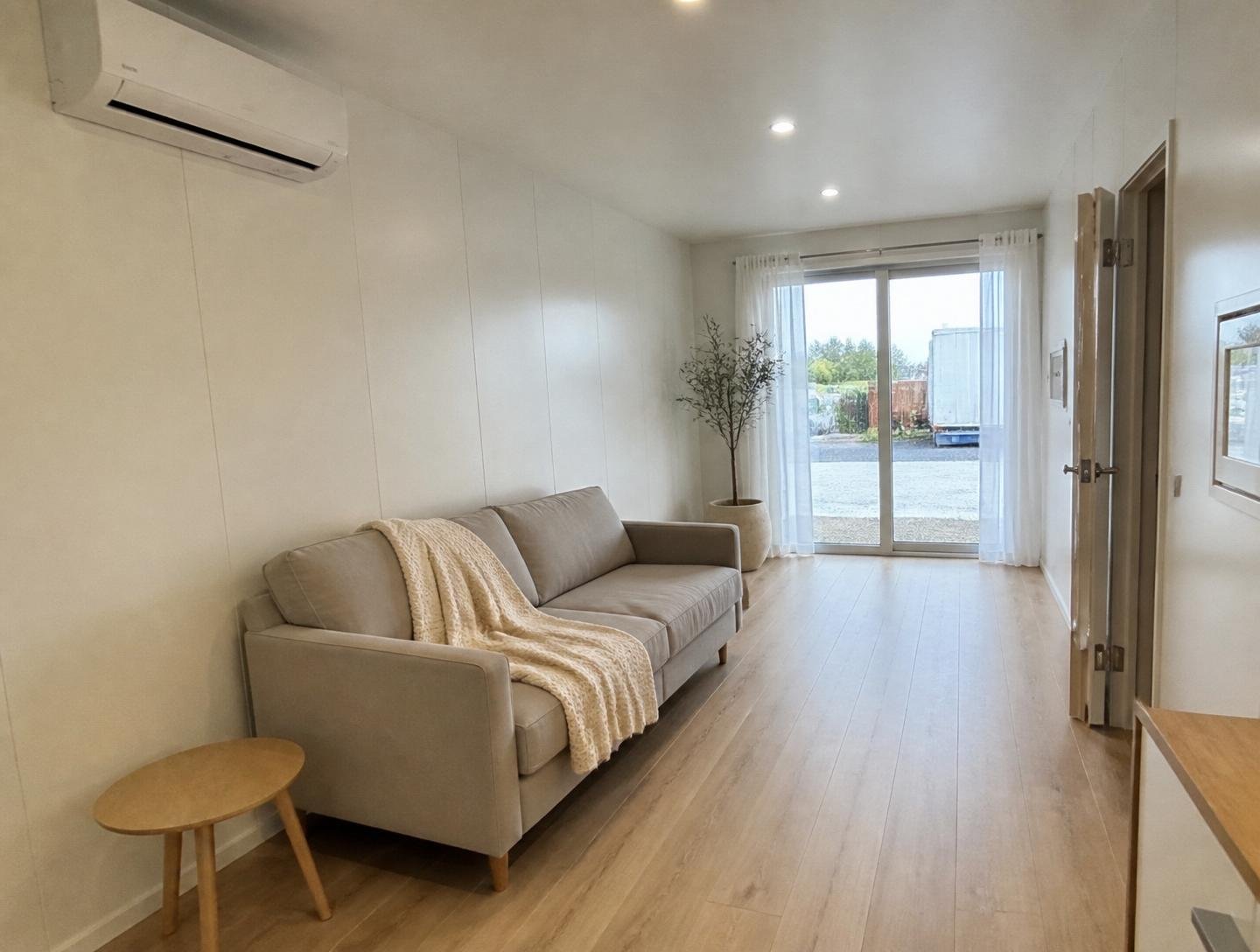 Luxury 40ft prefab container house with easy-folding sandwich panels - Image 11