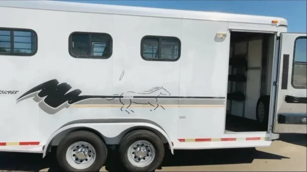 442508995_122144449304180202_2072708892543046959_n.webp 1999 Sundowner 3 Horse Trailer