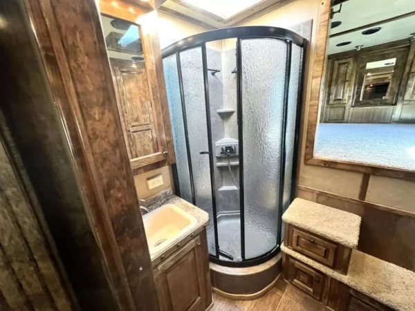 Used 2013 Bloomer 4 Horse 16' LQ, 7'Slide, Air Ride, Pod, Mister/Water Sys Air ride, HWH Slide, Integrated Pod