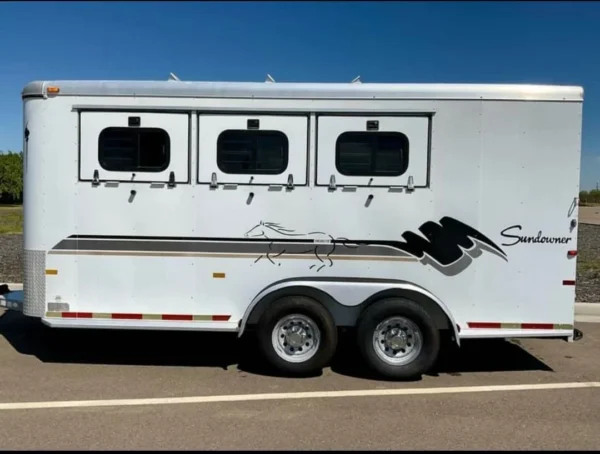 444212994_122144449328180202_5827188050760230934_n.webp 1999 Sundowner 3 Horse Trailer