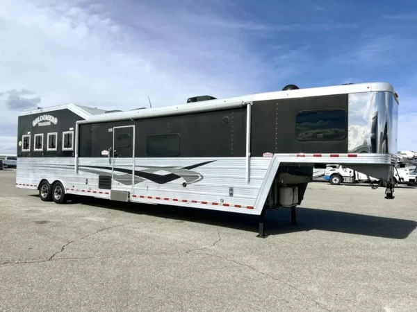 Used 2013 Bloomer 4 Horse 16' LQ, 7'Slide, Air Ride, Pod, Mister/Water Sys Air ride, HWH Slide, Integrated Pod