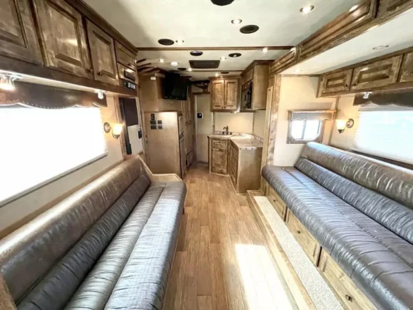 Used 2013 Bloomer 4 Horse 16' LQ, 7'Slide, Air Ride, Pod, Mister/Water Sys Air ride, HWH Slide, Integrated Pod