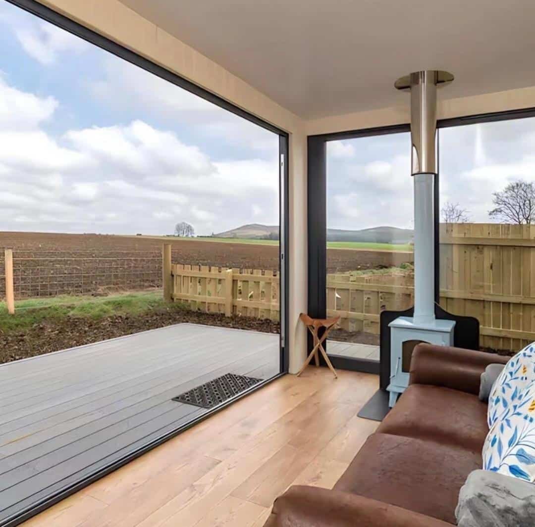Modern Single-Storey Container House with Spacious Deck, Fully Furnished Portable Tiny Home, Disaster-Resistant Prefab Family House - Image 4