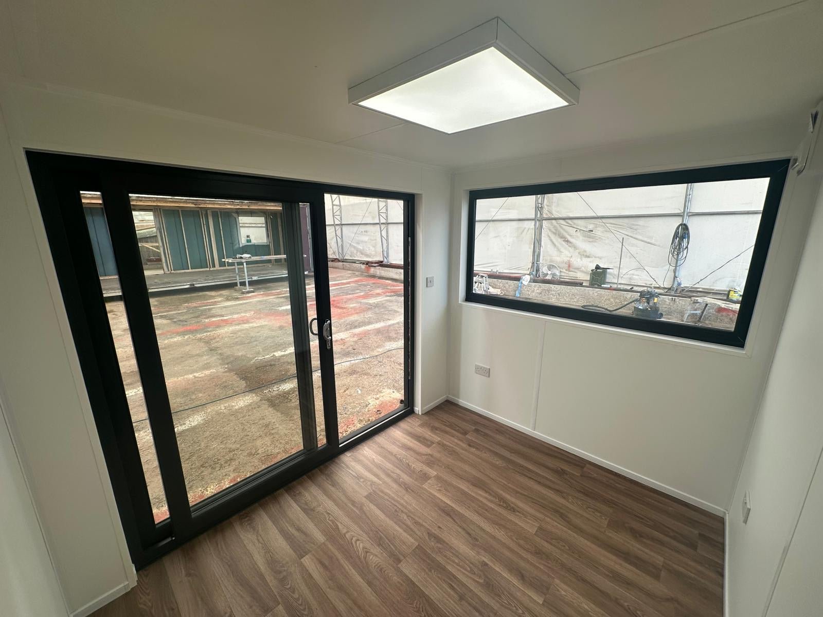 10x8 ft - CUSTOM OFFICE / GARDEN ROOM - Open Plan - Portable Building - Picture Window - No 1455 - Image 4