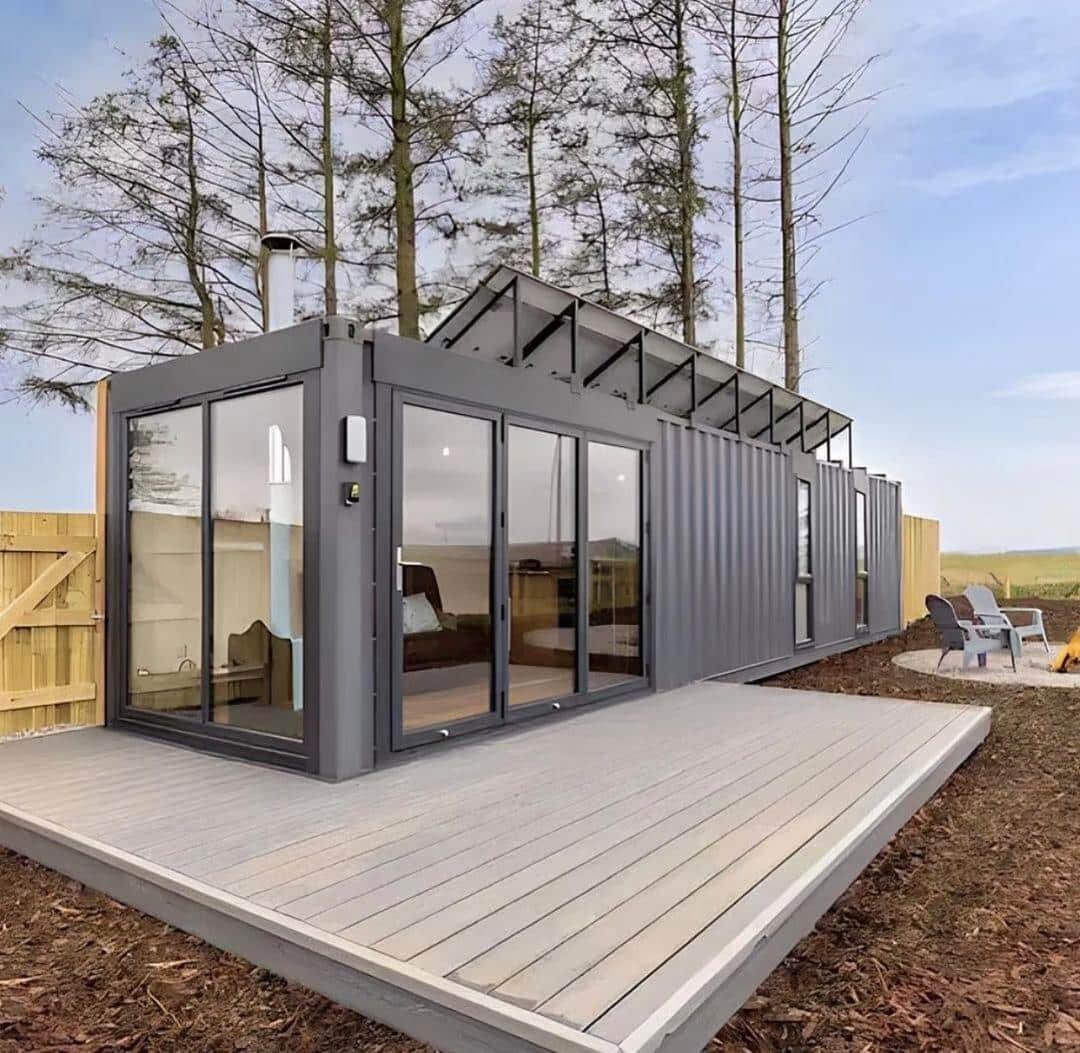 Modern Single-Storey Container House with Spacious Deck, Fully Furnished Portable Tiny Home, Disaster-Resistant Prefab Family House